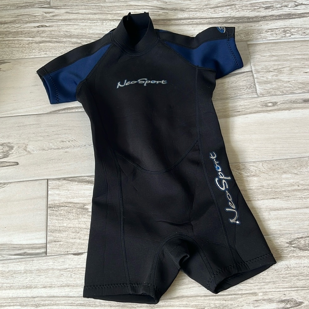 • Neosport wetsuit, size 6 •